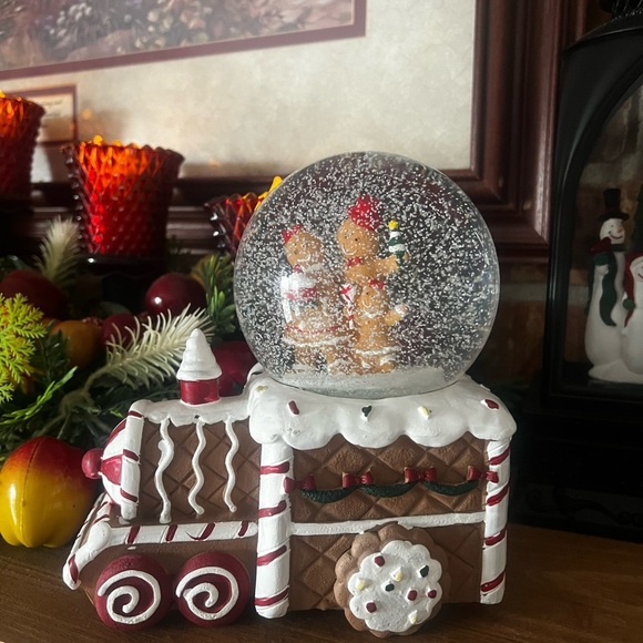 ❤️ Gingerbread Man Christmas Cookie Train Musical Snow globe - Picture 1 of 7